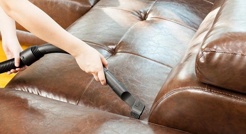Як почистити шкіряний диван